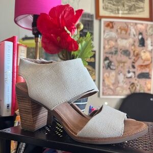 TOMS. SANDAL HEELS.